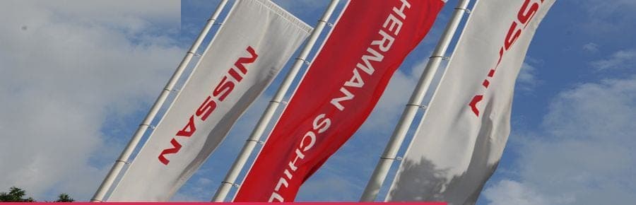 Pand van Herman Schilder met Nissan-vlaggen