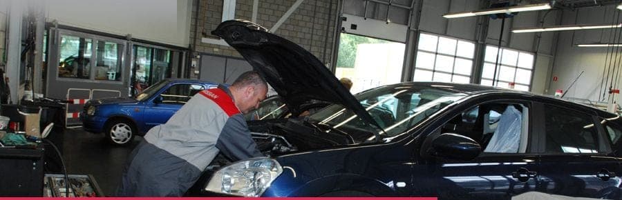 Onze werkplaats met monteurs aan het werk